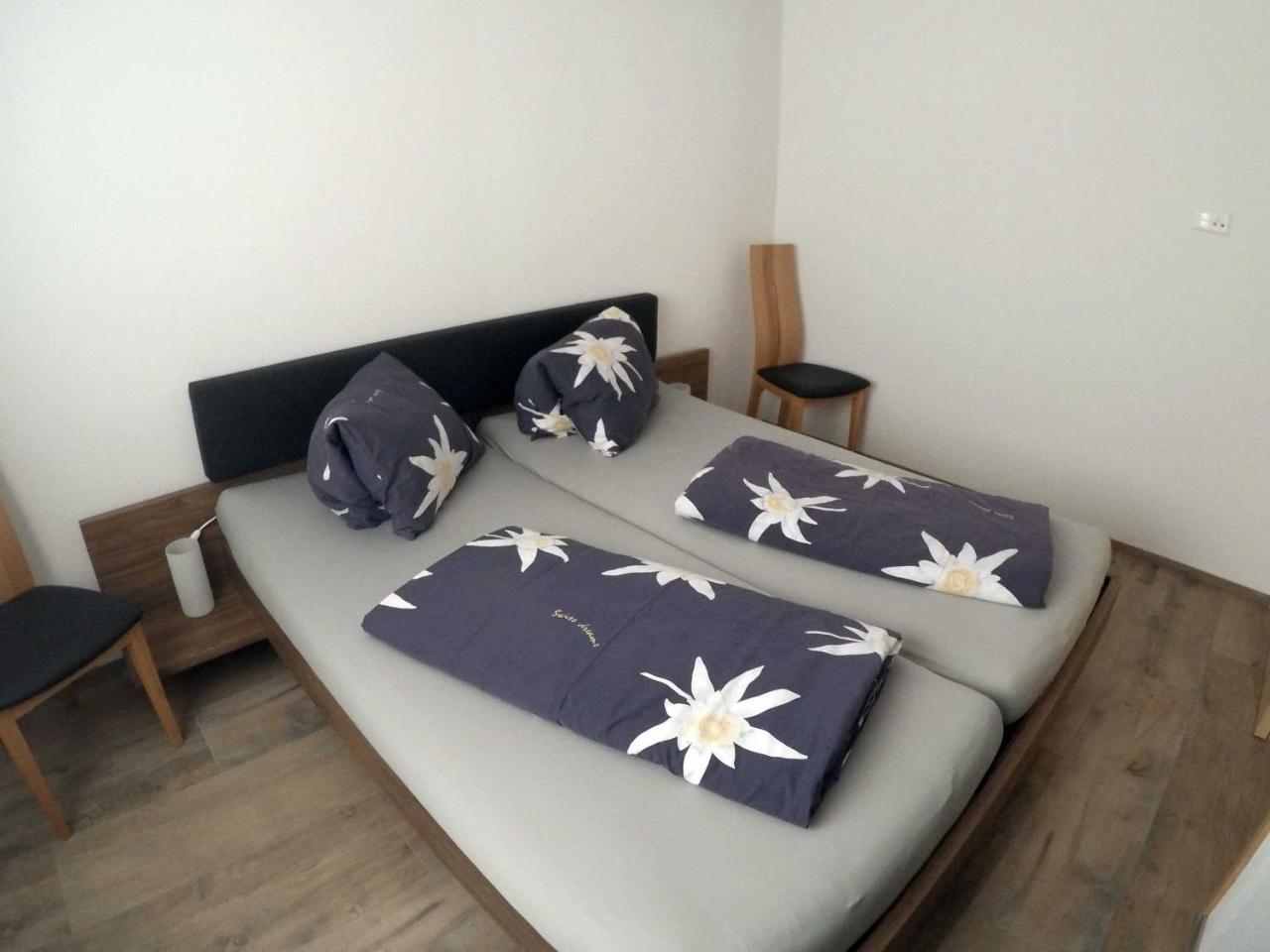 Haus Baracca Appartement Vella Buitenkant foto